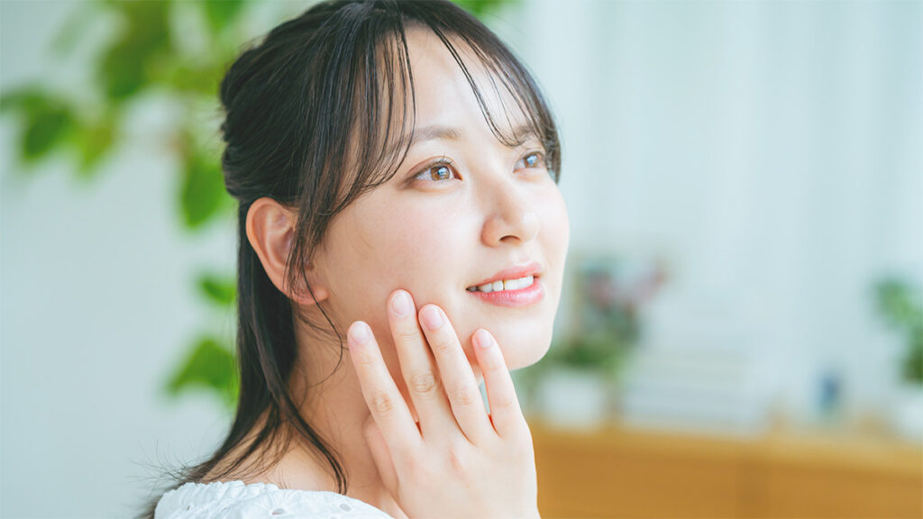 肌を触れる女性
