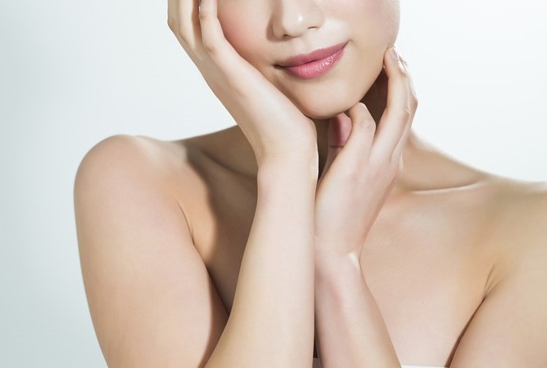 頬に手を当てる女性の画像