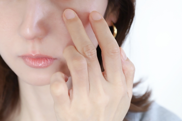 シミ取りレーザー治療のデメリットを気にする女性