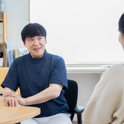 シミ取り治療の流れのイメージを示す、カウンセリングの様子の画像