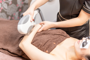 医療脱毛レーザー施術を受けている女性