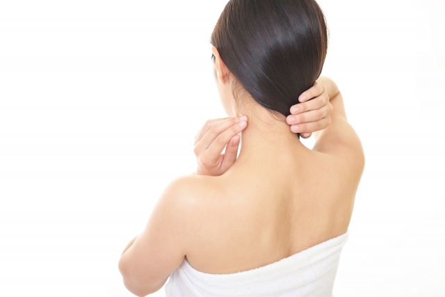 うなじ周辺をケアする女性の後ろ姿