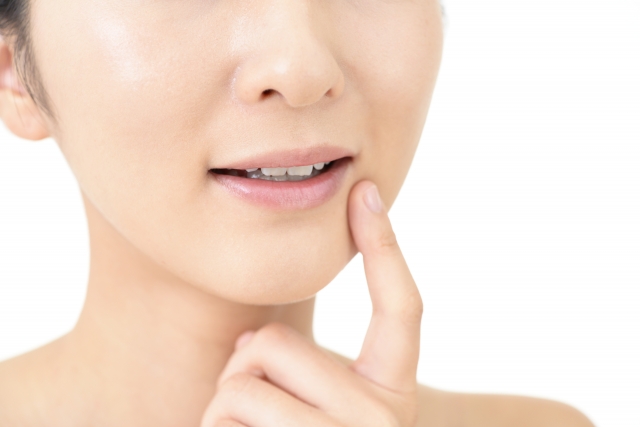 唇のシミ取り施術を受ける女性