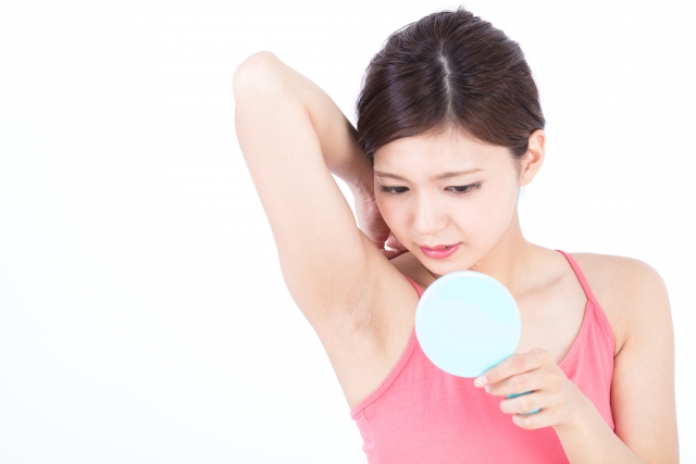 脇を鏡で確認している女性