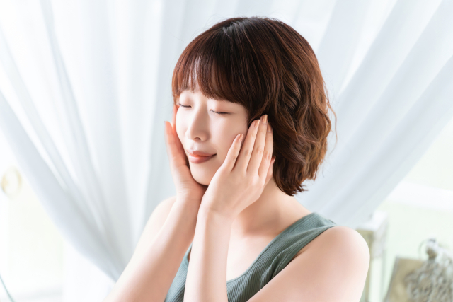 スキンケアを行う女性