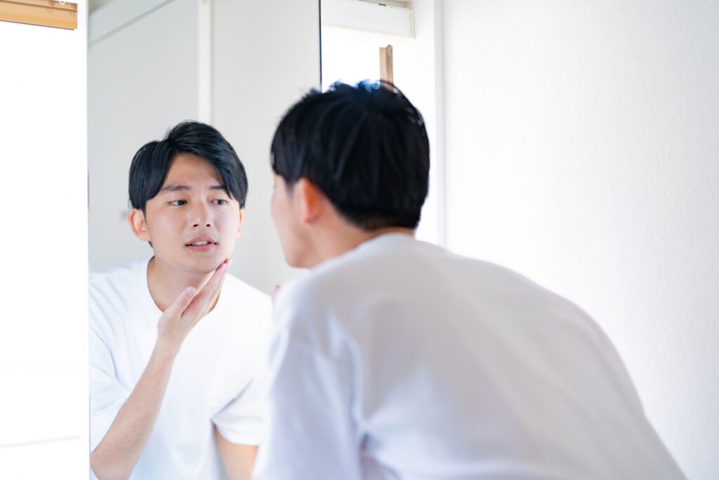 ヒゲを気にする男性