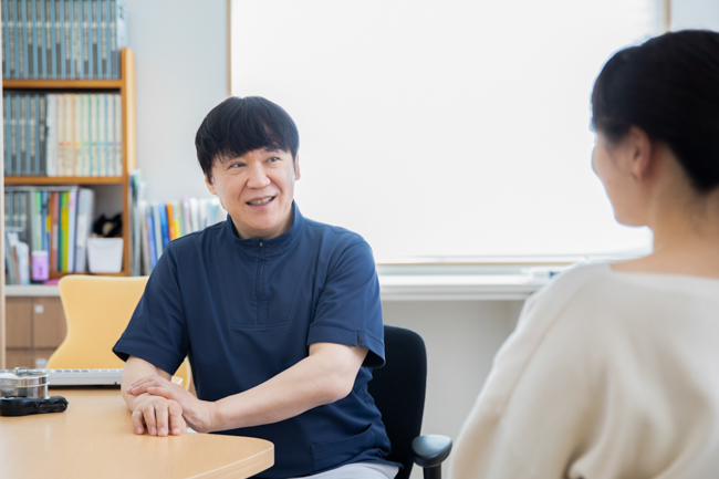 とりい皮膚科クリニックでカウンセリングを行う医師